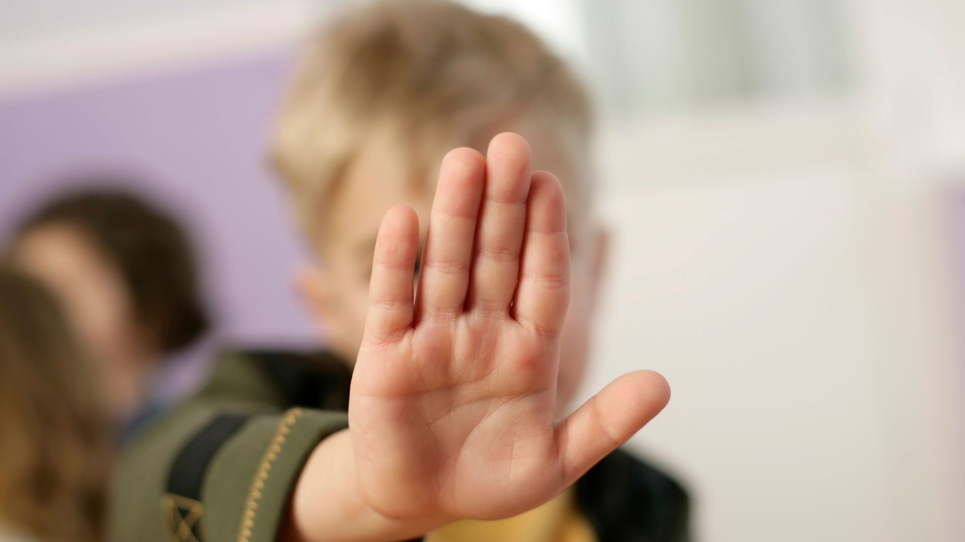 Un niño diciendo que no con la mano