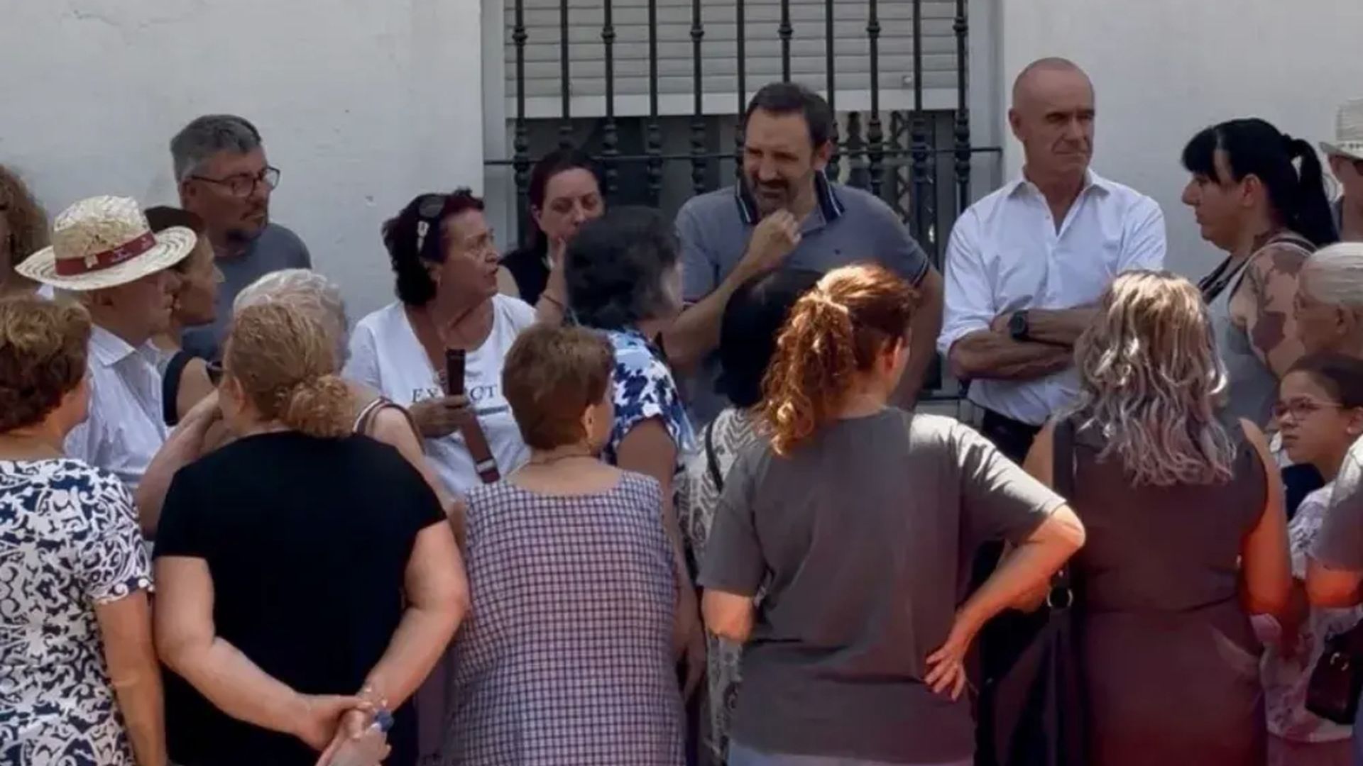 A 40 grados y sin luz en Sevilla: vecinos se echan a la calle para protestar ante los continuos cortes A 40 grados y sin luz en Sevilla: vecinos se echan a la calle para protestar ante los continuos cortes