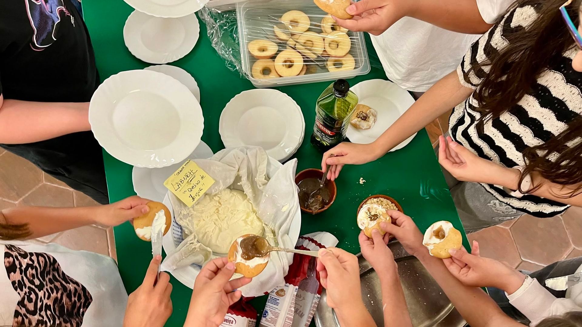 Alumnos y alumnas preparando platos bajo la supervisión de Óscar Fernández