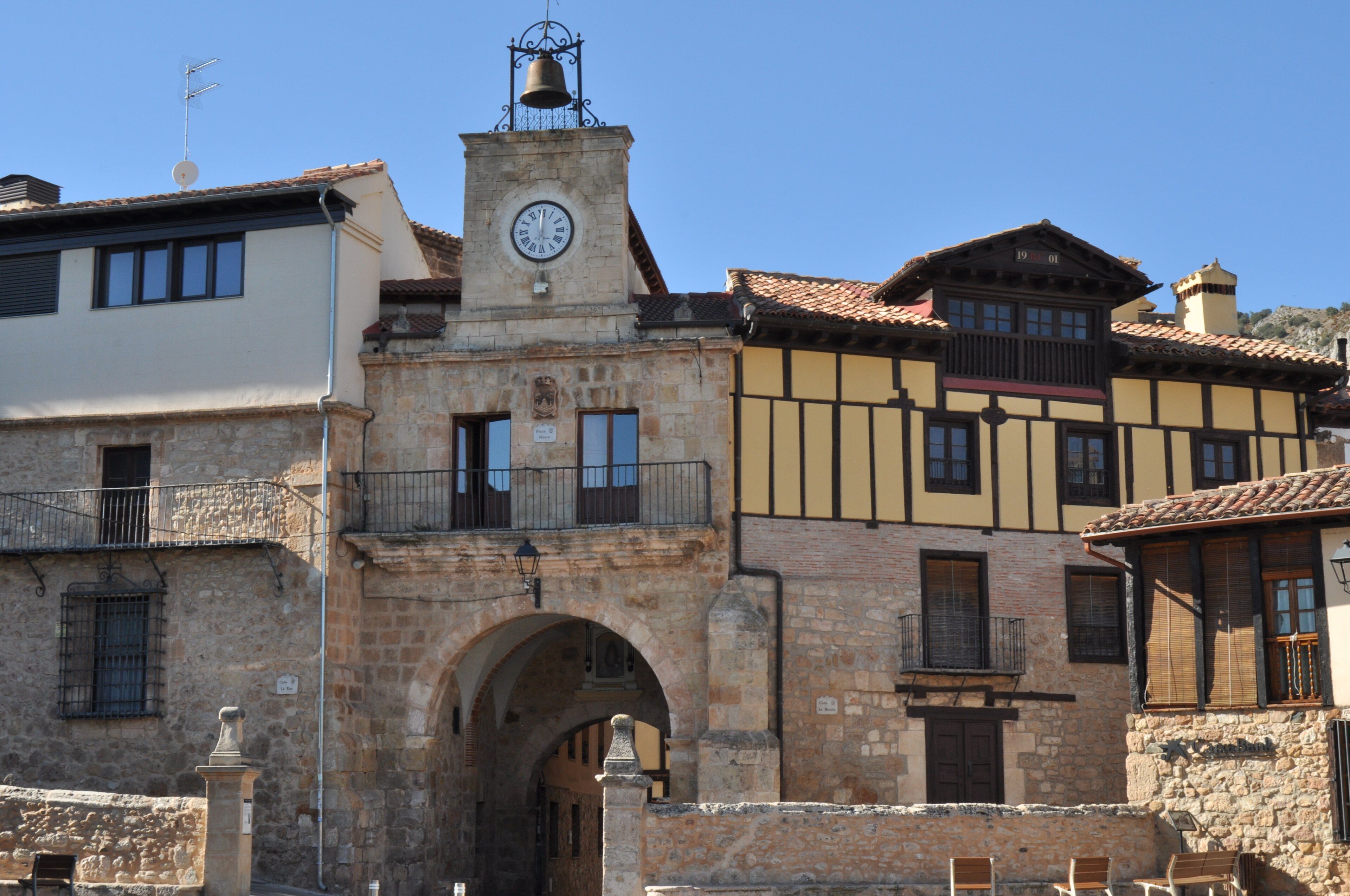 Arco de entrada a Poza de la Sal