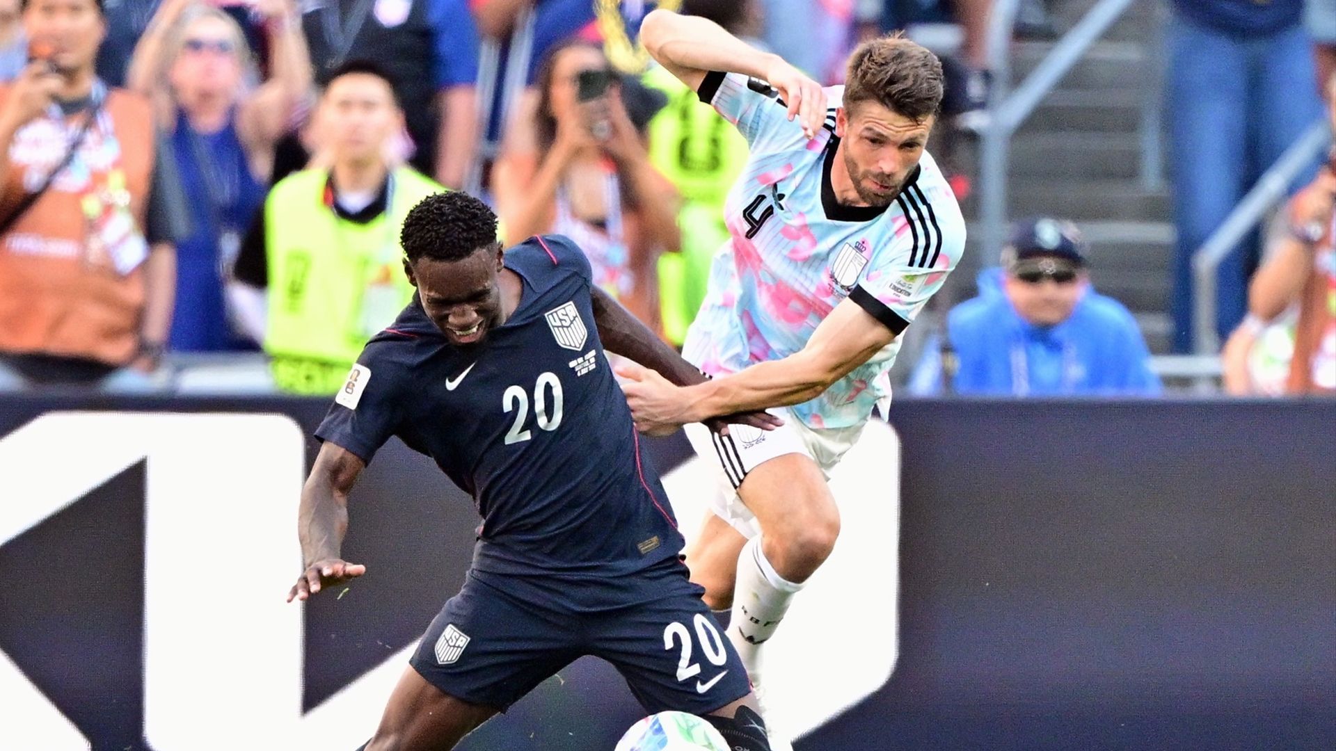 Balogun y Mechele disputando un balón en el Estados Unidos - Bélgica Balogun y Mechele disputando un balón en el Estados Unidos - Bélgica