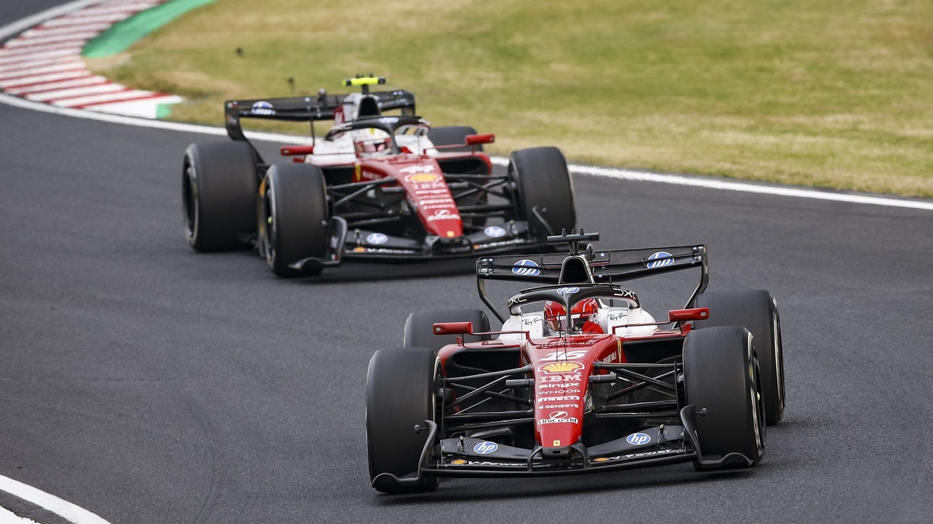 Charles Leclerc y Lewis Hamilton durante el Gran Premio de Japón esta temporada