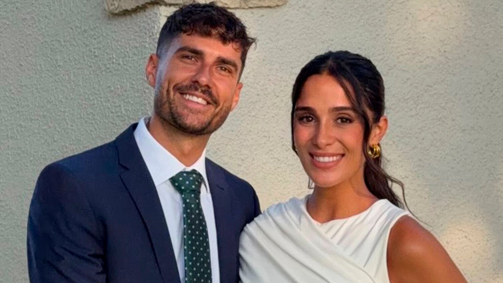 Críticas a Claudia Martínez por ir de ‘biege’ a su primera boda con Mario González estando embarazada Críticas a Claudia Martínez por ir de ‘biege’ a su primera boda con Mario González estando embarazada