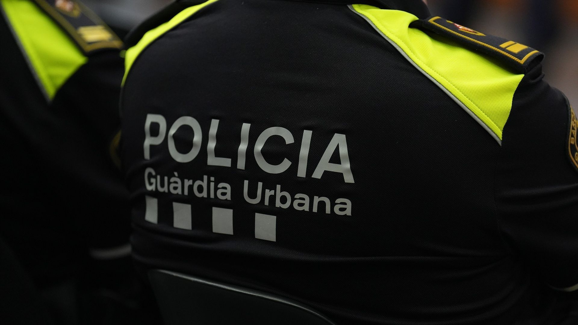 Desalojadas cuatro fincas del Putxet de Barcelona por un socavón de ocho metros en un interior de manzana Desalojadas cuatro fincas del Putxet de Barcelona por un socavón de ocho metros en un interior de manzana