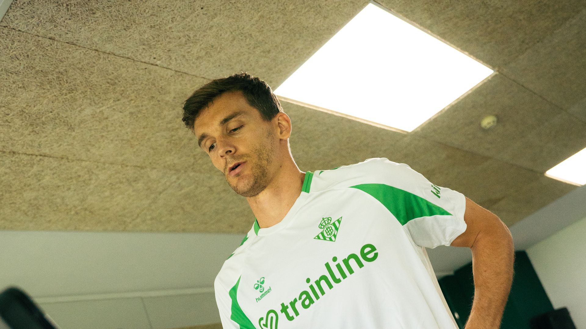 Diego Llorente, en los reconocimientos del Betis