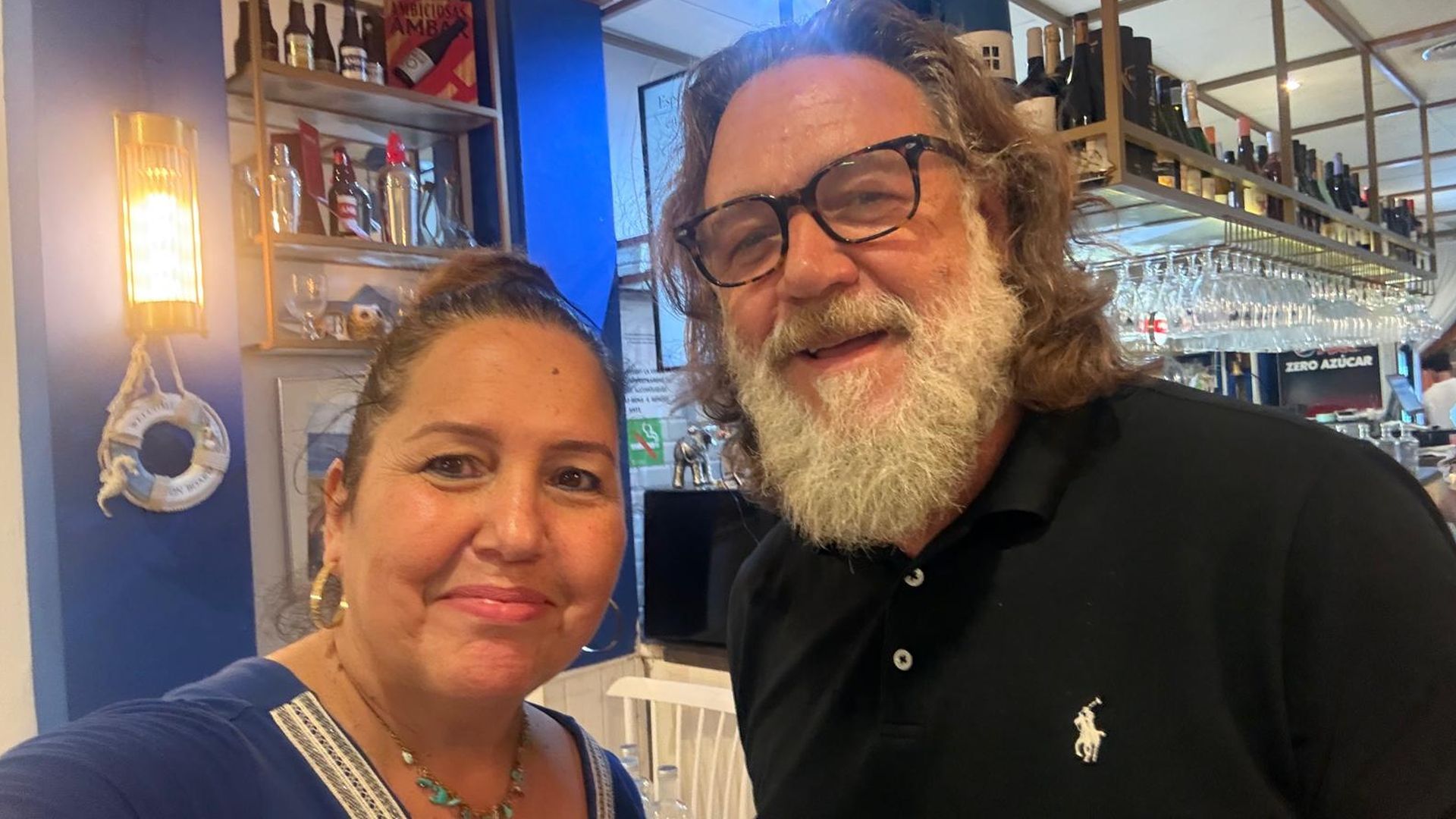 El actor Russell Crowe, junto a Rita López, del equipo de El Veler de Calafell (Tarragona) El actor Russell Crowe, junto a Rita López, del equipo de El Veler de Calafell (Tarragona)
