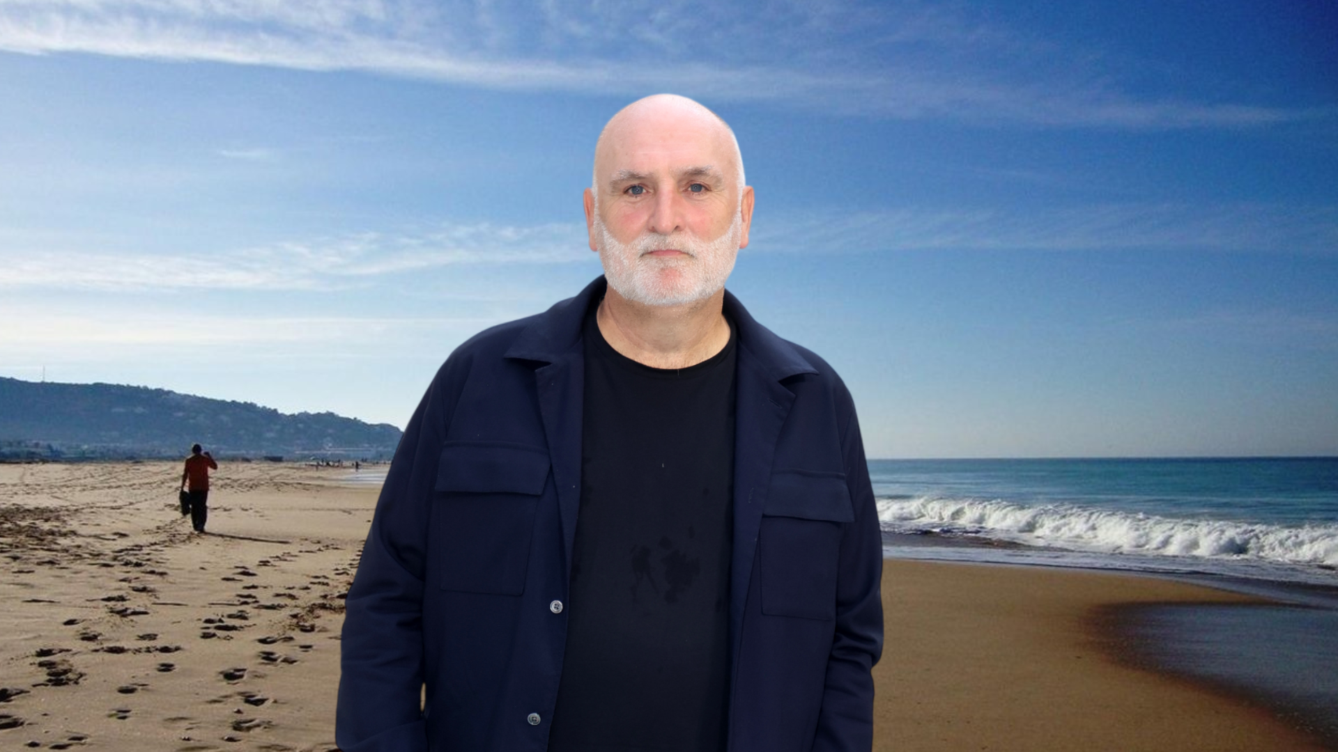 El chef José Andrés en una playa de Zahara de los Atunes El chef José Andrés en una playa de Zahara de los Atunes
