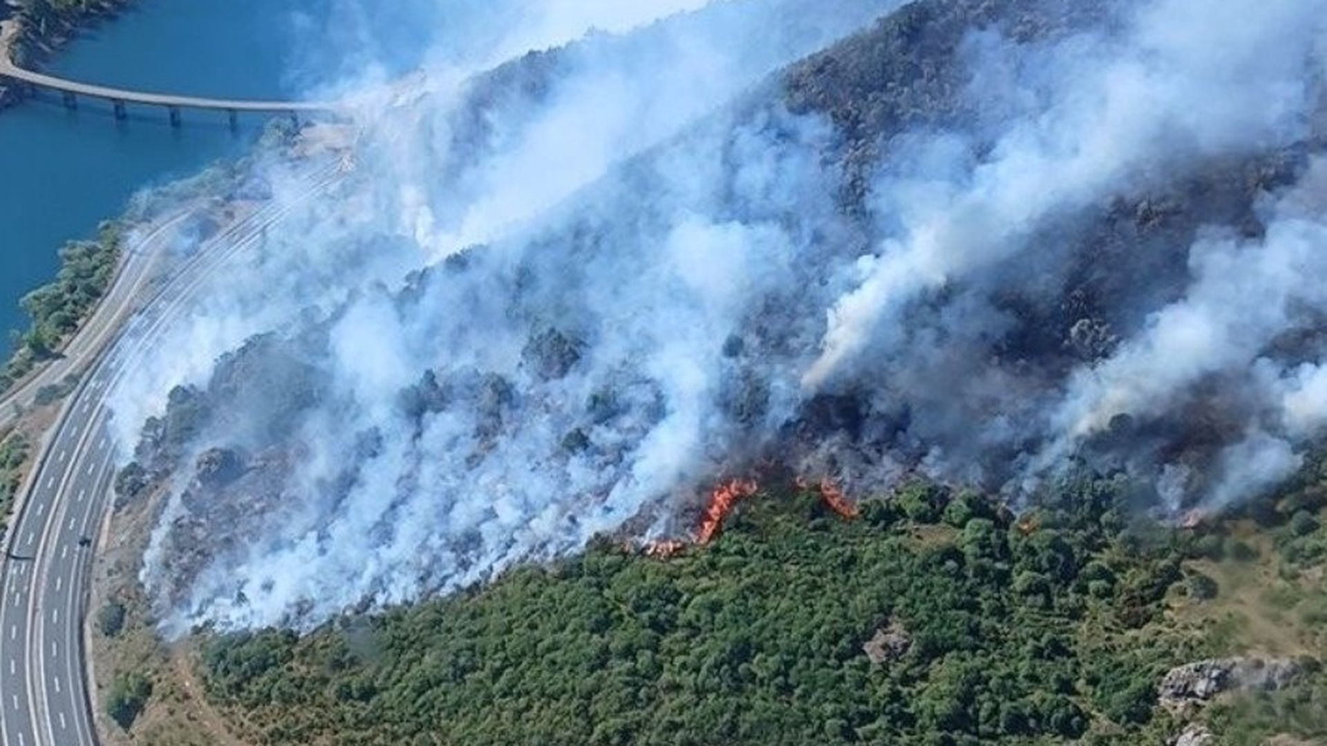 Incendio de Porqueros, en León, deja vecinos confinados y cortes en carreteras y ferrocarril Incendio de Porqueros, en León, deja vecinos confinados y cortes en carreteras y ferrocarril