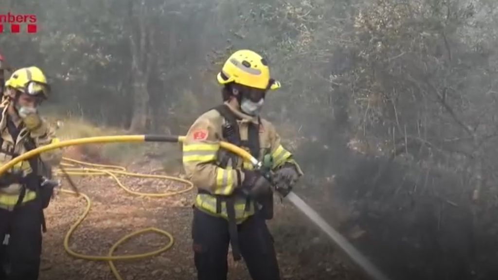 Los bomberos de Cataluña luchan a contrarreloj para detener las llamas en Sentmenat: "Está vivo todavía"