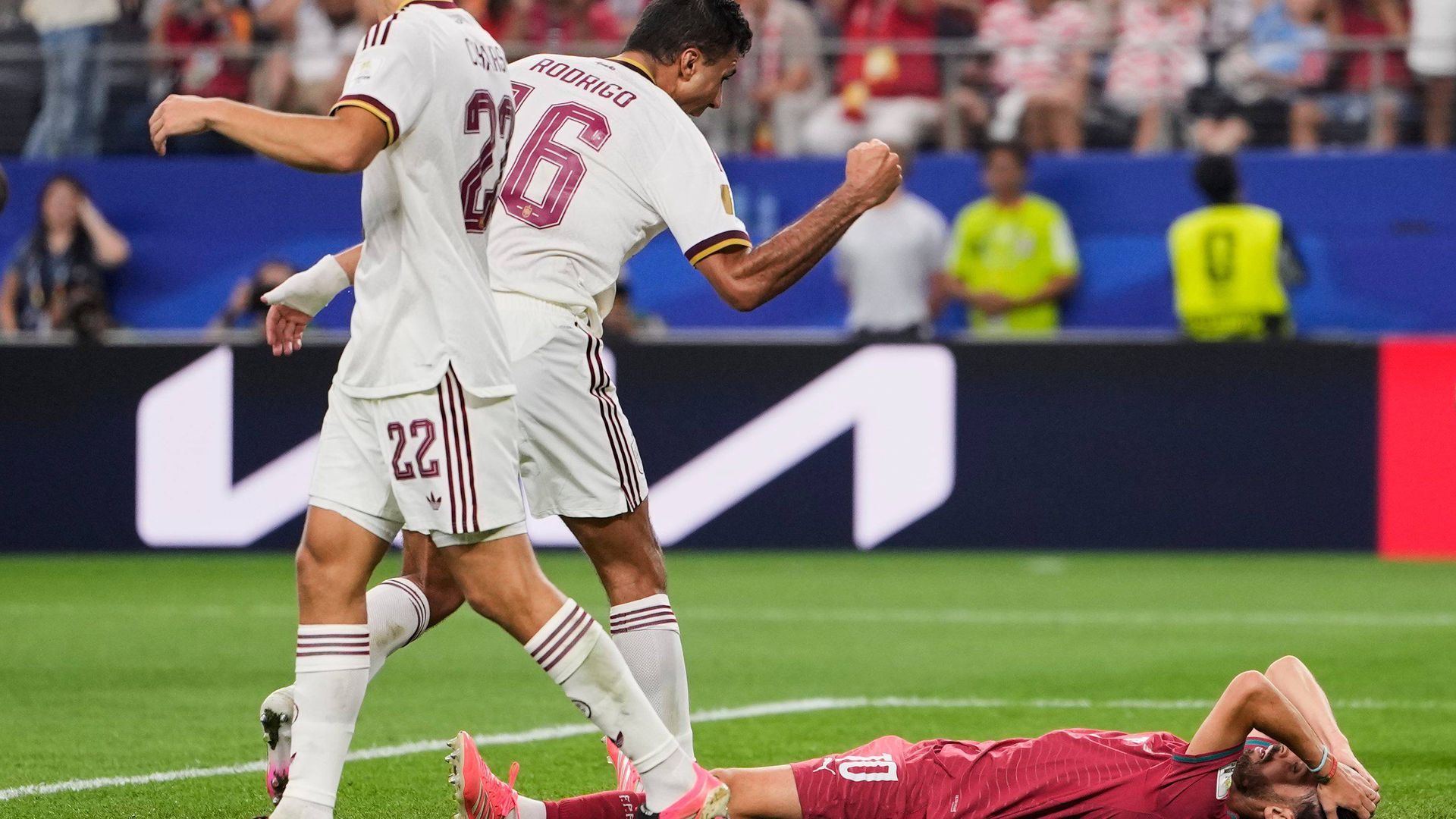 La celebración de Rodrigo Hernández ante Bernardo Silva