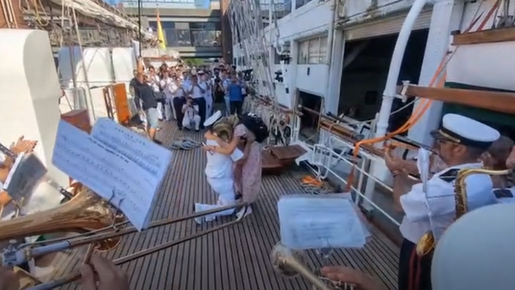 La emotiva pedida de mano a bordo del Juan Sebastián de Elcano en Nueva York: "Hay viajes que hacen historia"