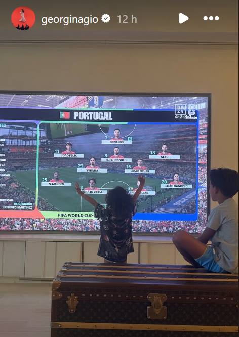 La foto de Georgina de sus hijos viendo el partido