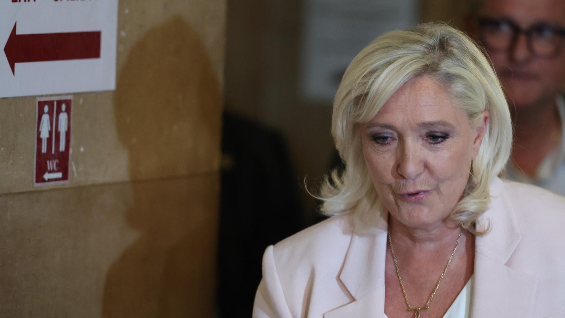 La justicia francesa rebaja la pena a Marine Le Pen lo que le permite presentarse a la Presidenciales de 2027 pero con un brazalete La justicia francesa rebaja la pena a Marine Le Pen lo que le permite presentarse a la Presidenciales de 2027 pero con un brazalete