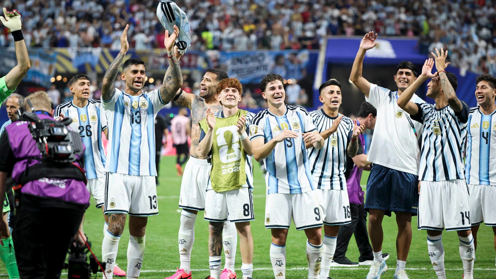 La selección argentina celebra la victoria ante Egipto