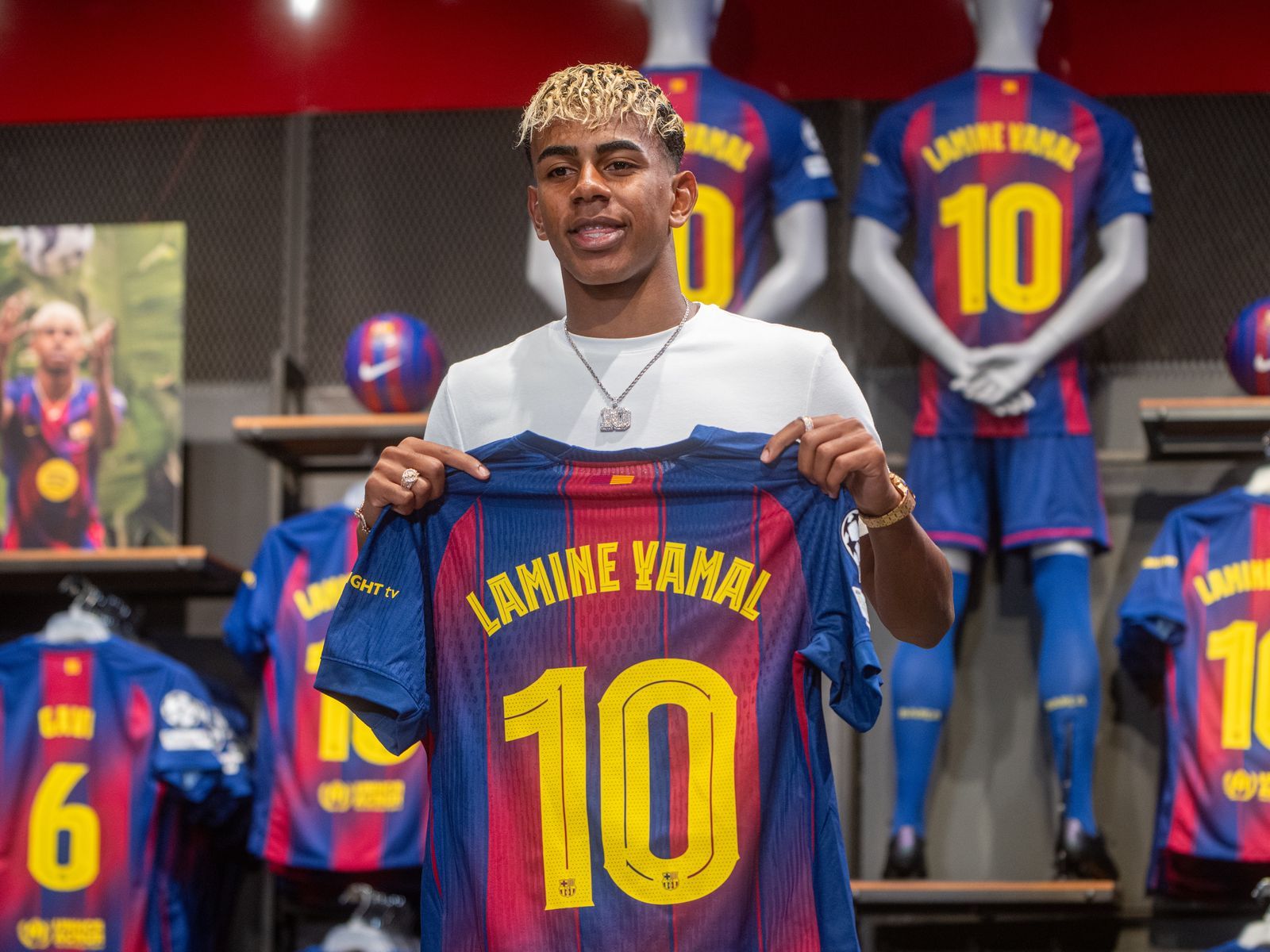 Lamine Yamal posa con el número 10 en su camiseta
