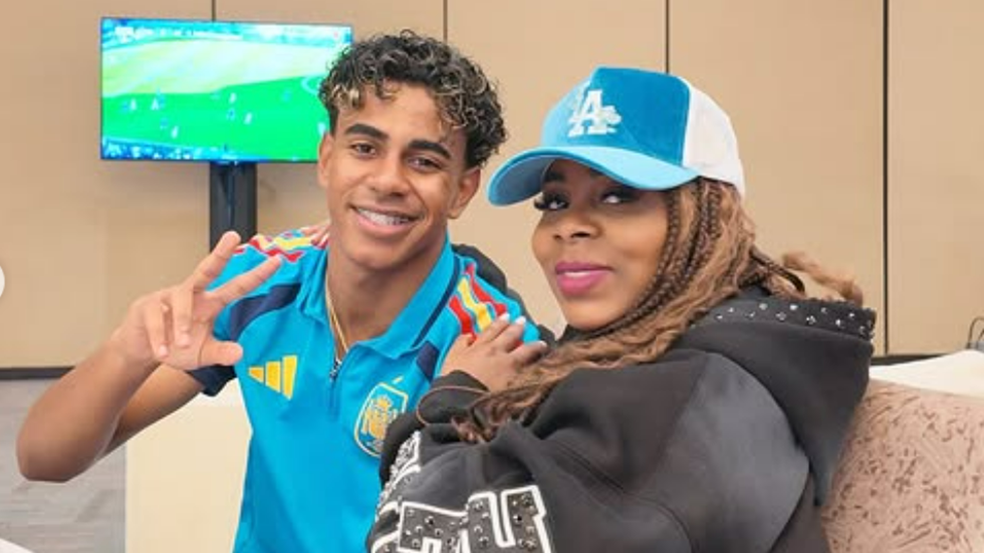 Lamine Yamal y su madre, Sheila Ebana, durante el Mundial Lamine Yamal y su madre, Sheila Ebana, durante el Mundial