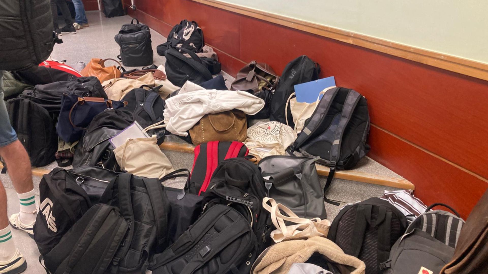 Las mochilas de algunos de los estudiantes en el suelo, mientras se examinaban de la PAU este año Las mochilas de algunos de los estudiantes en el suelo, mientras se examinaban de la PAU este año