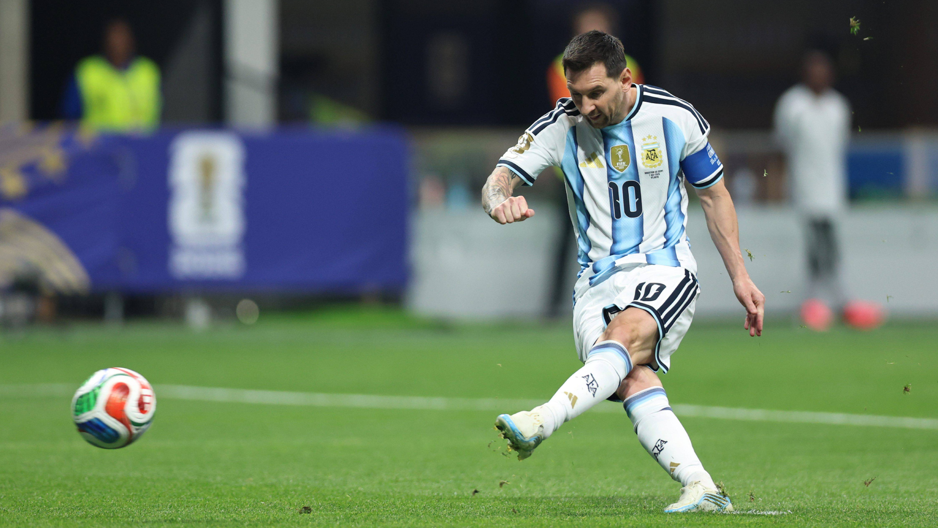 Leo Messi falla un penalti en el Argentina-Egipto