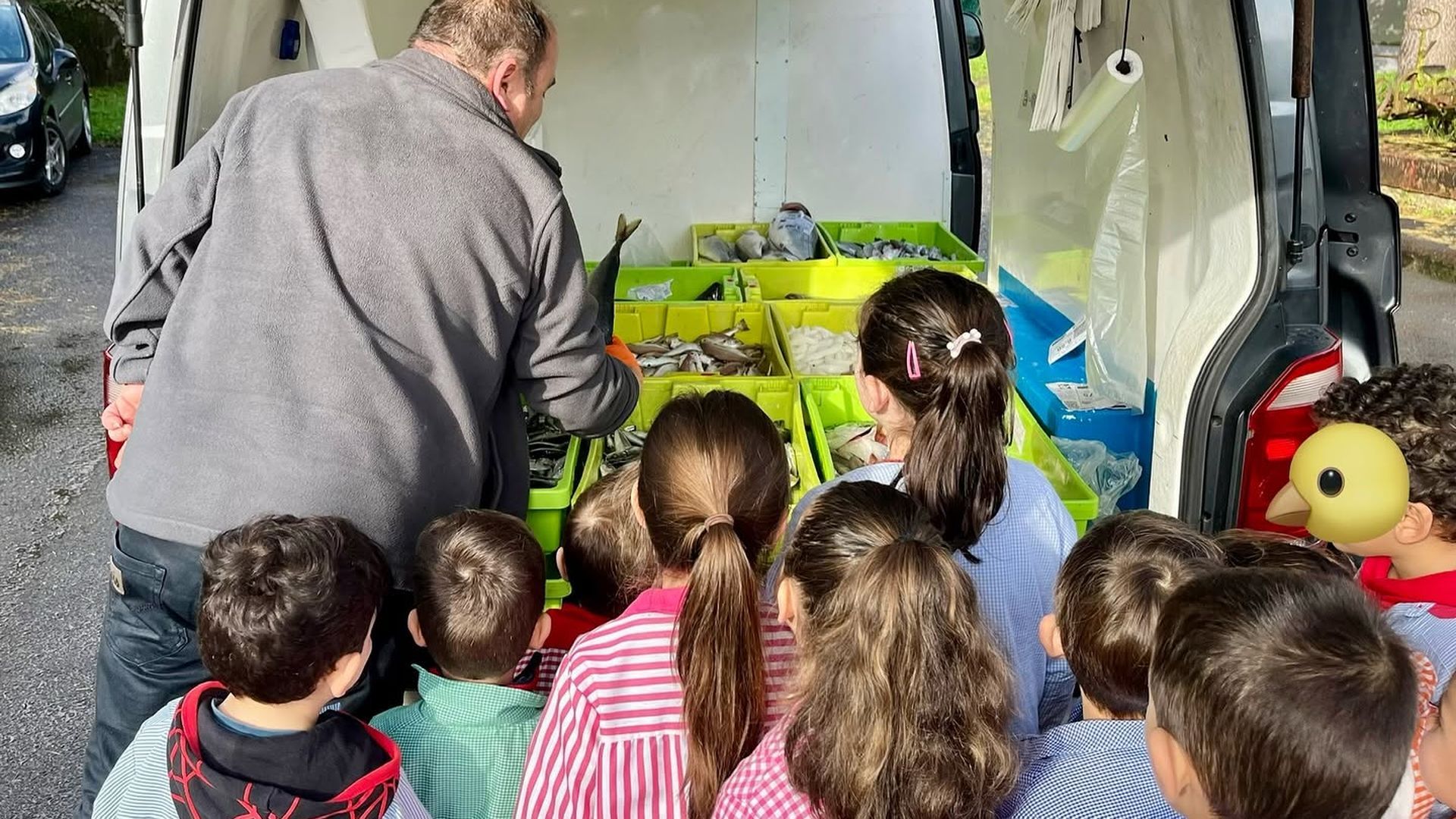 Los alumnos y alumnas comprobaban de primera mano la procedencia de los alimentos que consumían en el comedor escolar