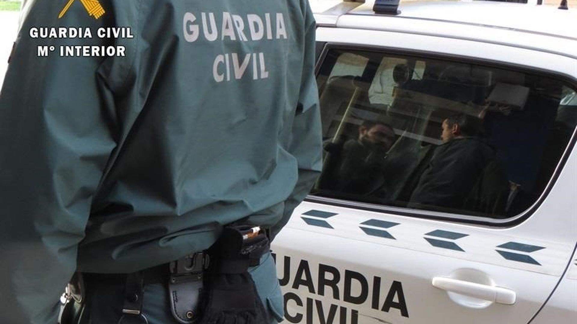 Los vecinos evitan que un hombre mate a su bebé de cinco meses tras herir a su pareja en Gran Canaria Los vecinos evitan que un hombre mate a su bebé de cinco meses tras herir a su pareja en Gran Canaria
