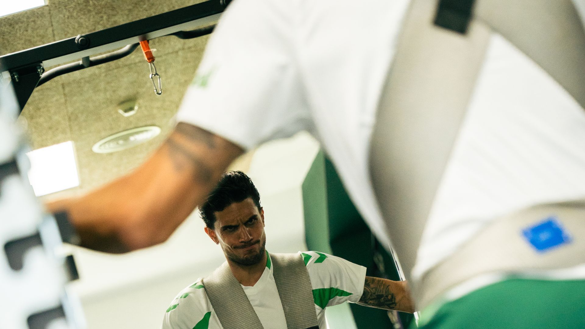Marc Bartra en los reconocimientos del Betis
