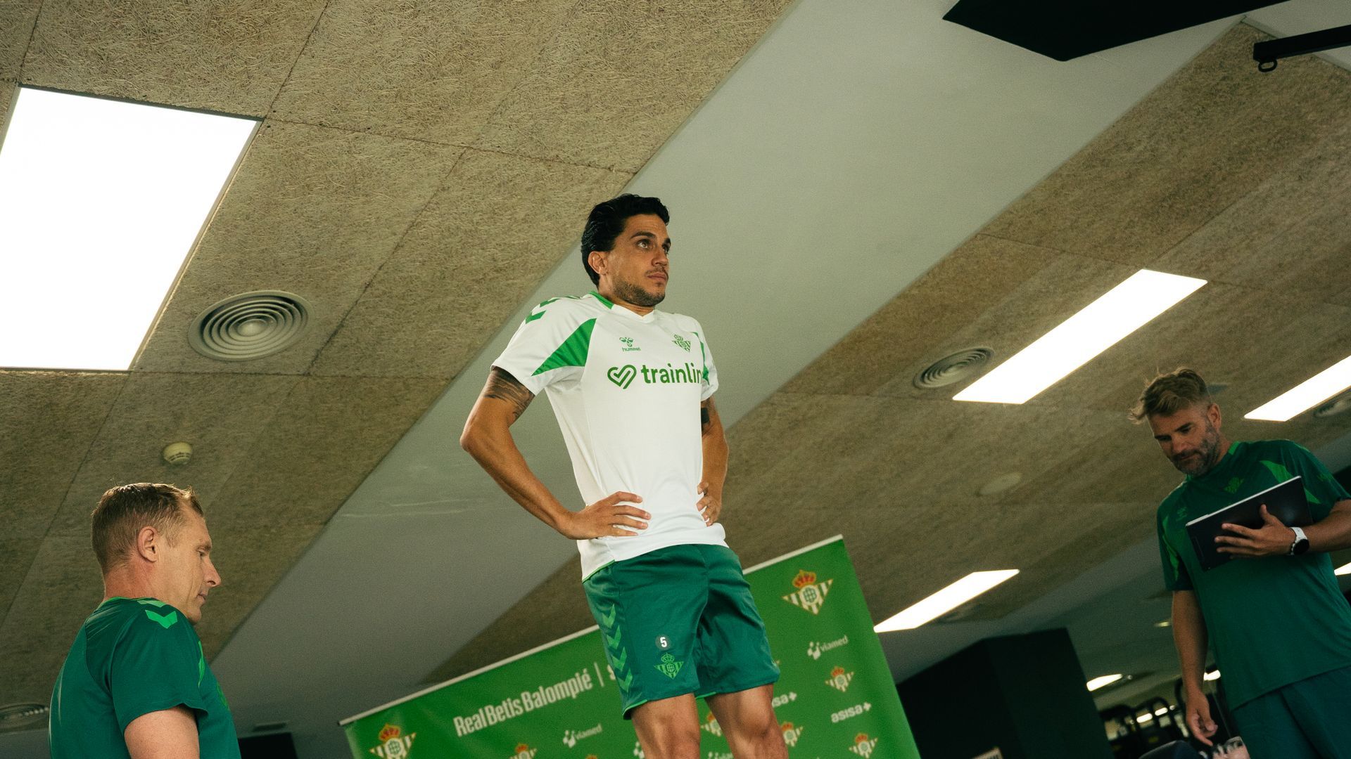 Marc Bartra, en los reconocimientos del Betis