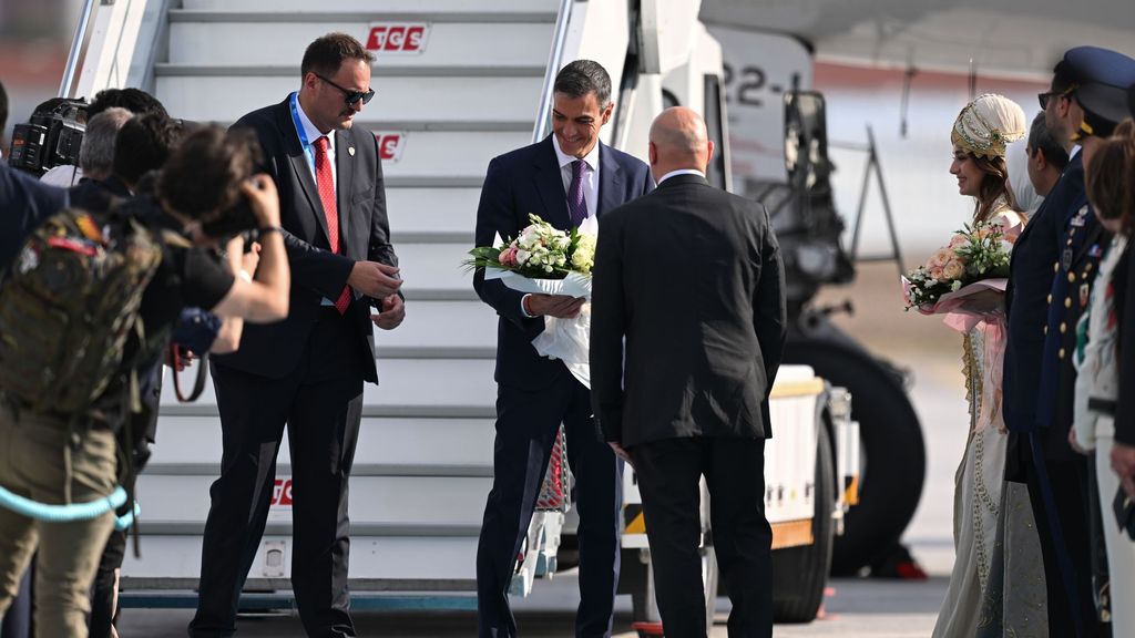 La reacción de Pedro Sánchez al ver que le recibían con un ramo de flores para Begoña Gómez en la OTAN