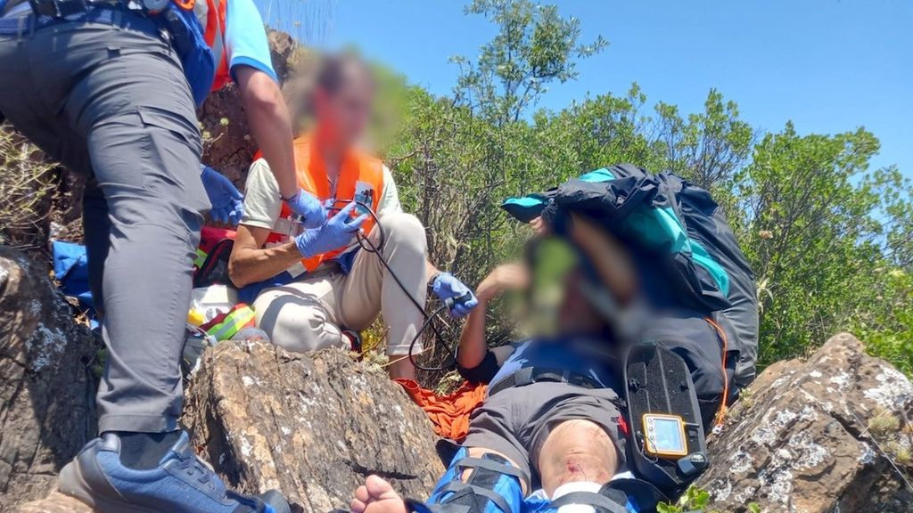 Rescatan a un parapentista accidentado en una zona de difícil acceso de Arroyomolinos de León