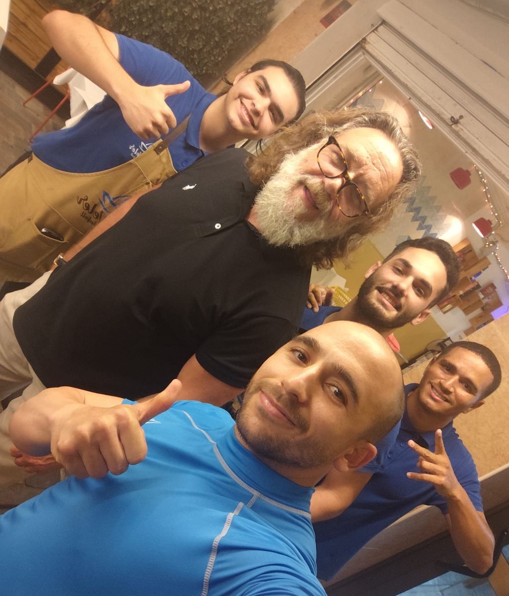 Russell Crowe, con personal del restaurante El Veler