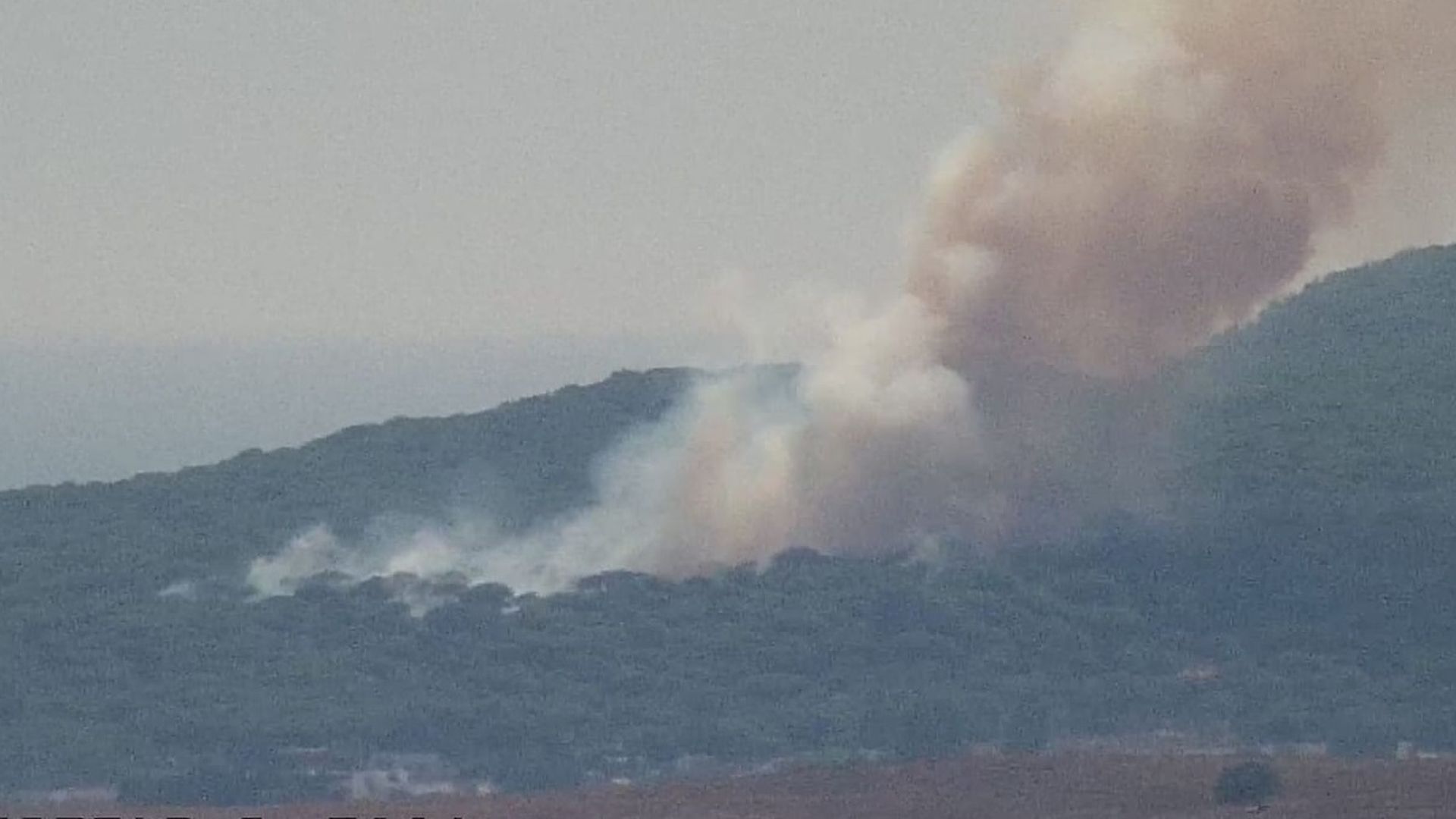 Una columna de humo en la zona de Los Visos en Barbate, Cádiz Una columna de humo en la zona de Los Visos en Barbate, Cádiz