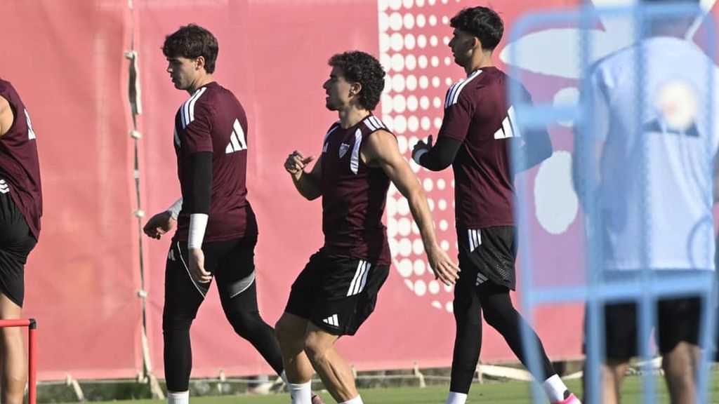 Adriá Pedrosa se ejercita con el Sevilla tras su cesión en el Elche