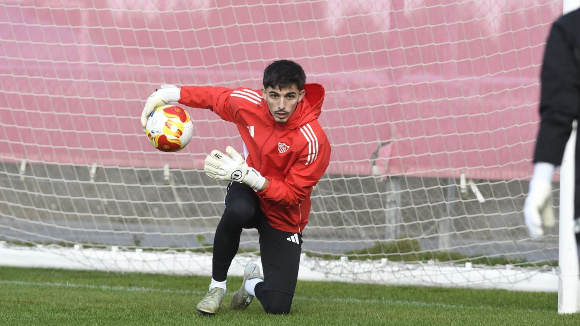 Alberto Flores, en el entrenamiento del Sevilla de este martes