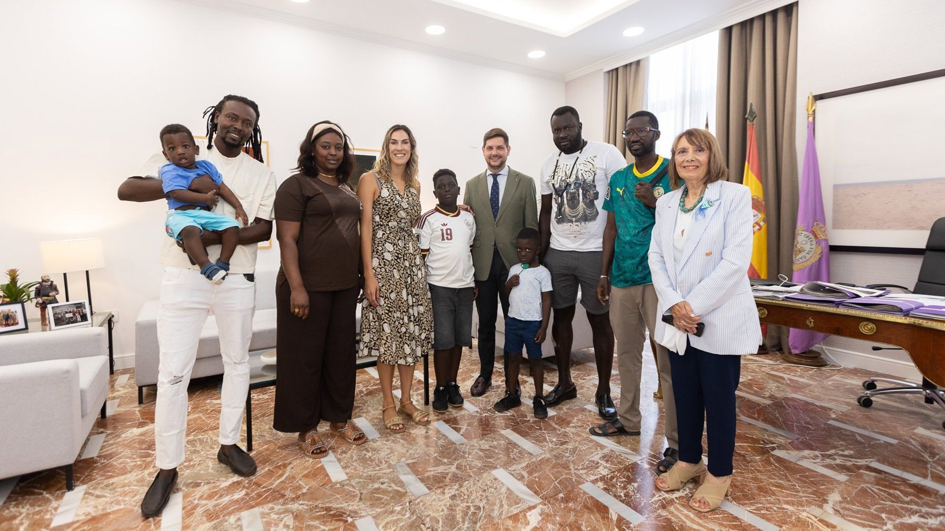 Cheikh junto a su familia con el alcalde de Gandía Cheikh junto a su familia con el alcalde de Gandía