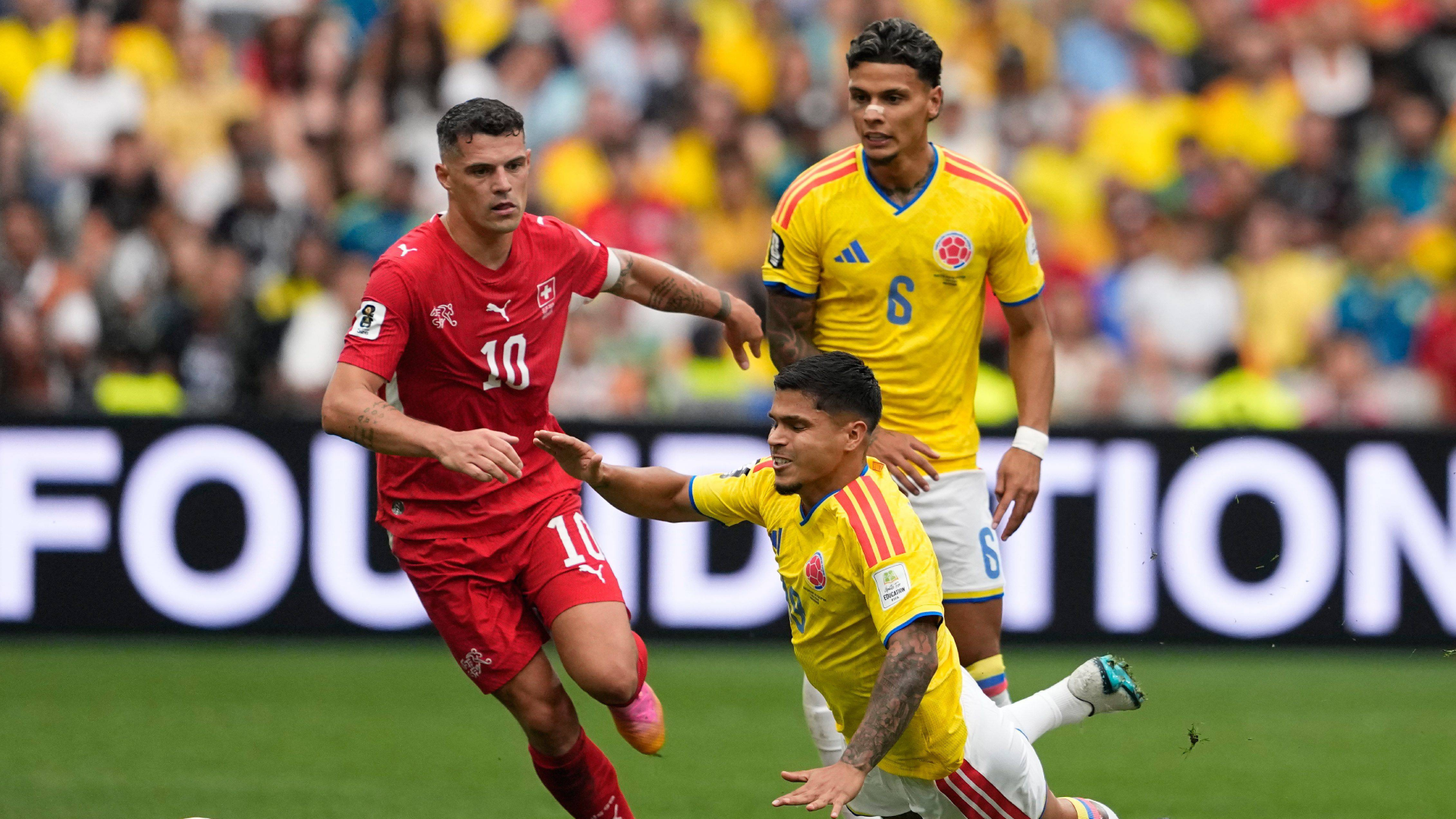 Cucho Hernández, ante Shaka en el Suiza-Colombia