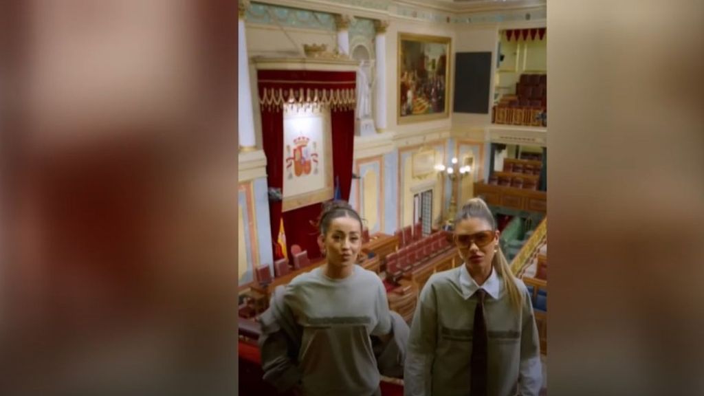 La última polémica del Gobierno: saca su propia marca de ropa, 'Dmocracia' y la presenta en el Congreso