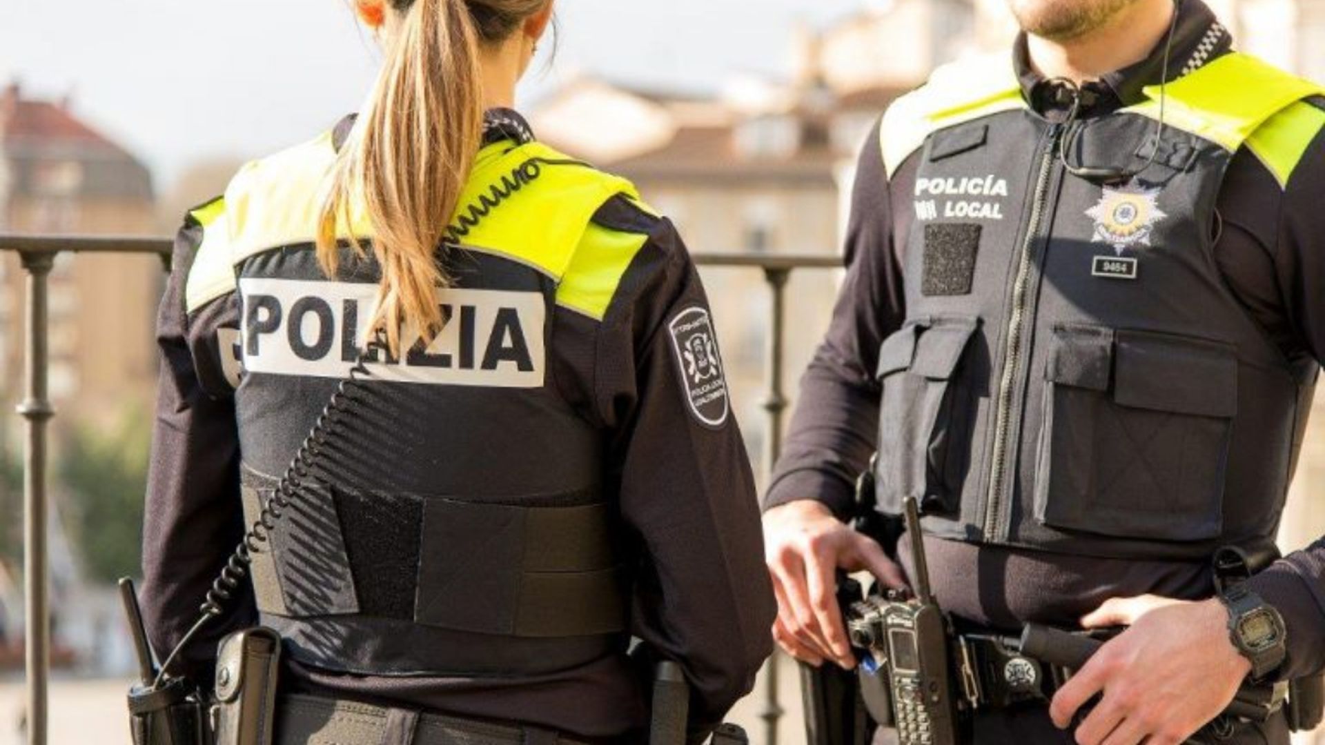Dos agentes de policía, ajenos a esta información Dos agentes de policía, ajenos a esta información