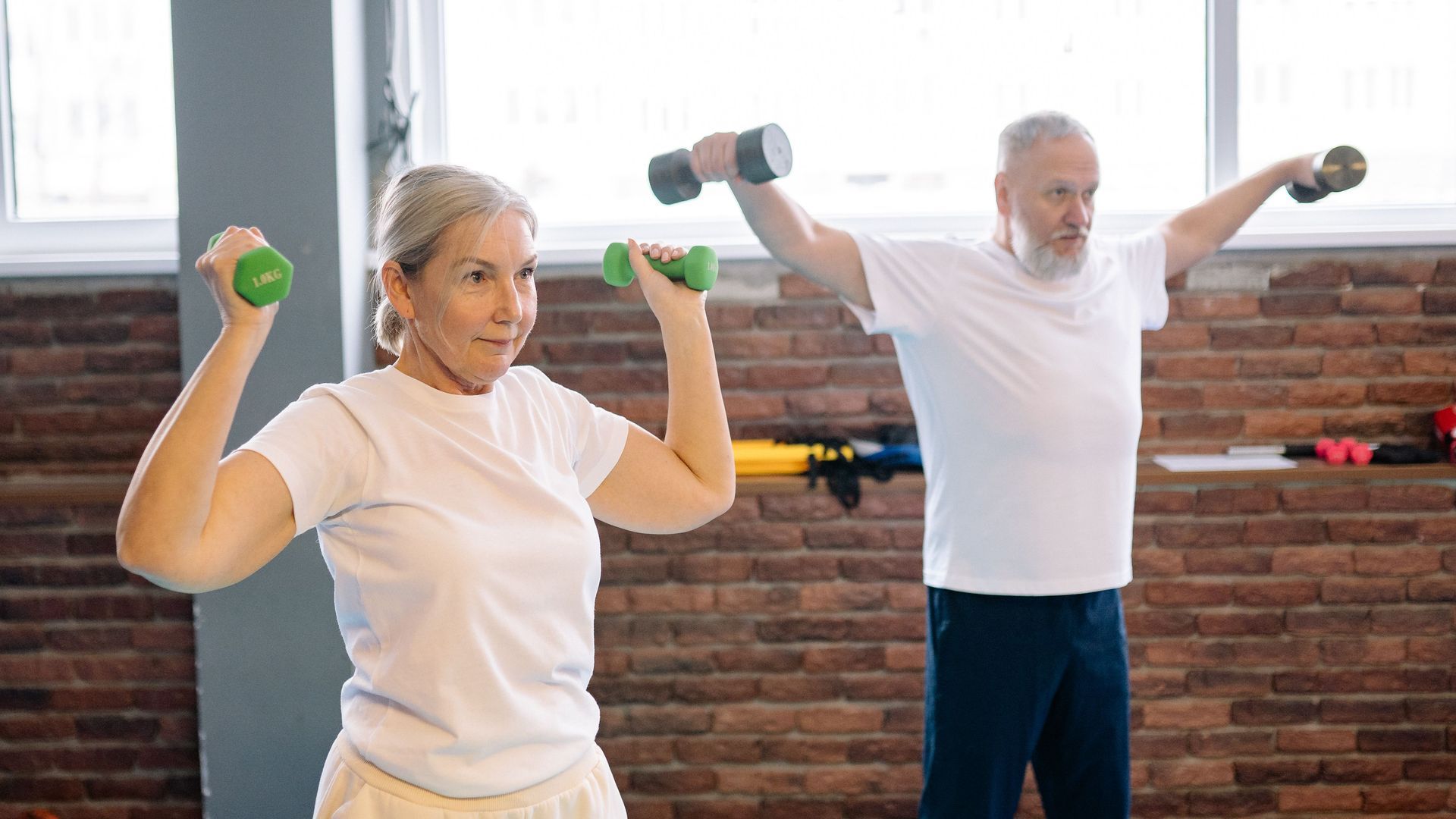Dos personas mayores haciendo ejercicio de fuerza Dos personas mayores haciendo ejercicio de fuerza