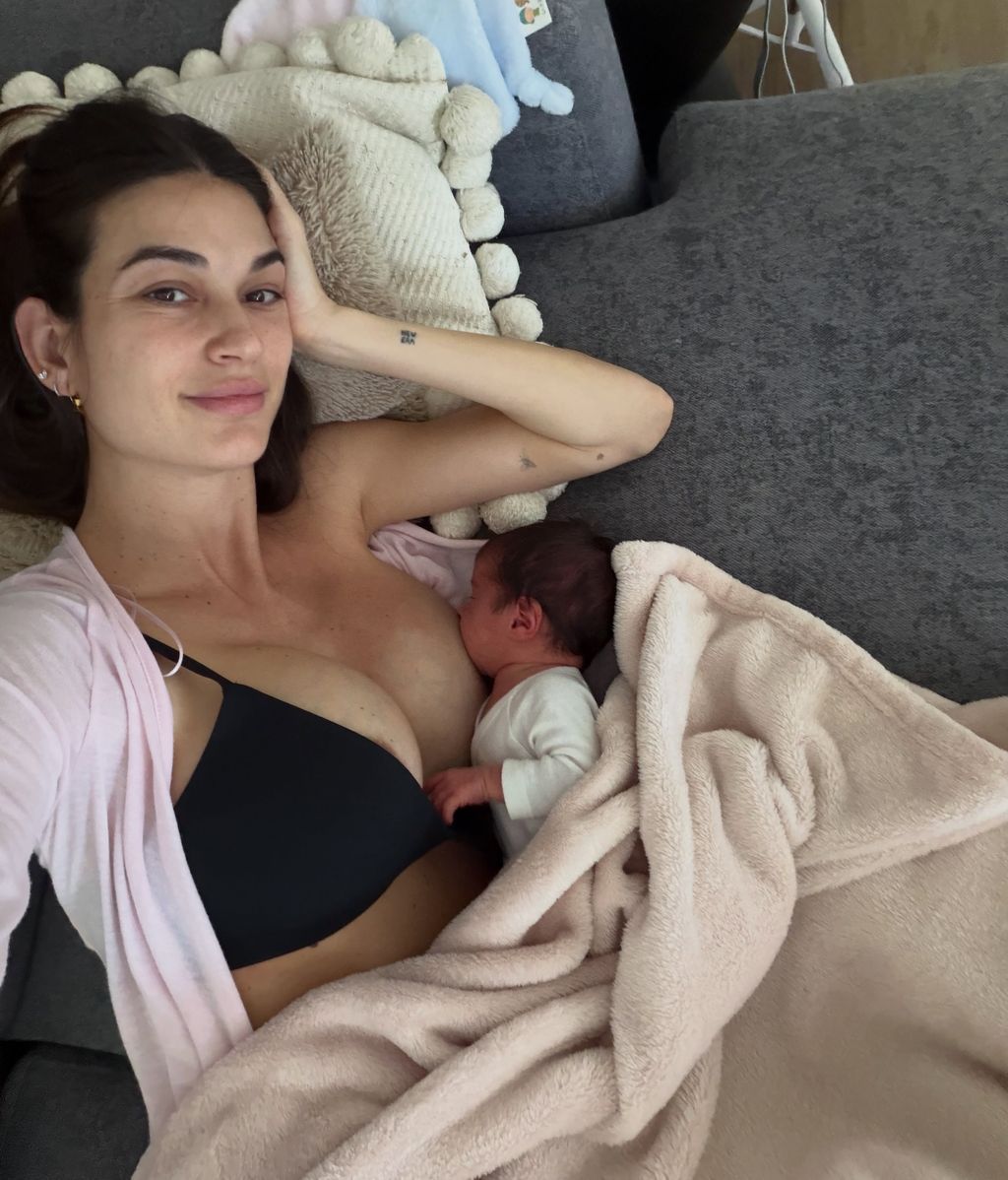 Estela Grande dando el pecho a su bebé