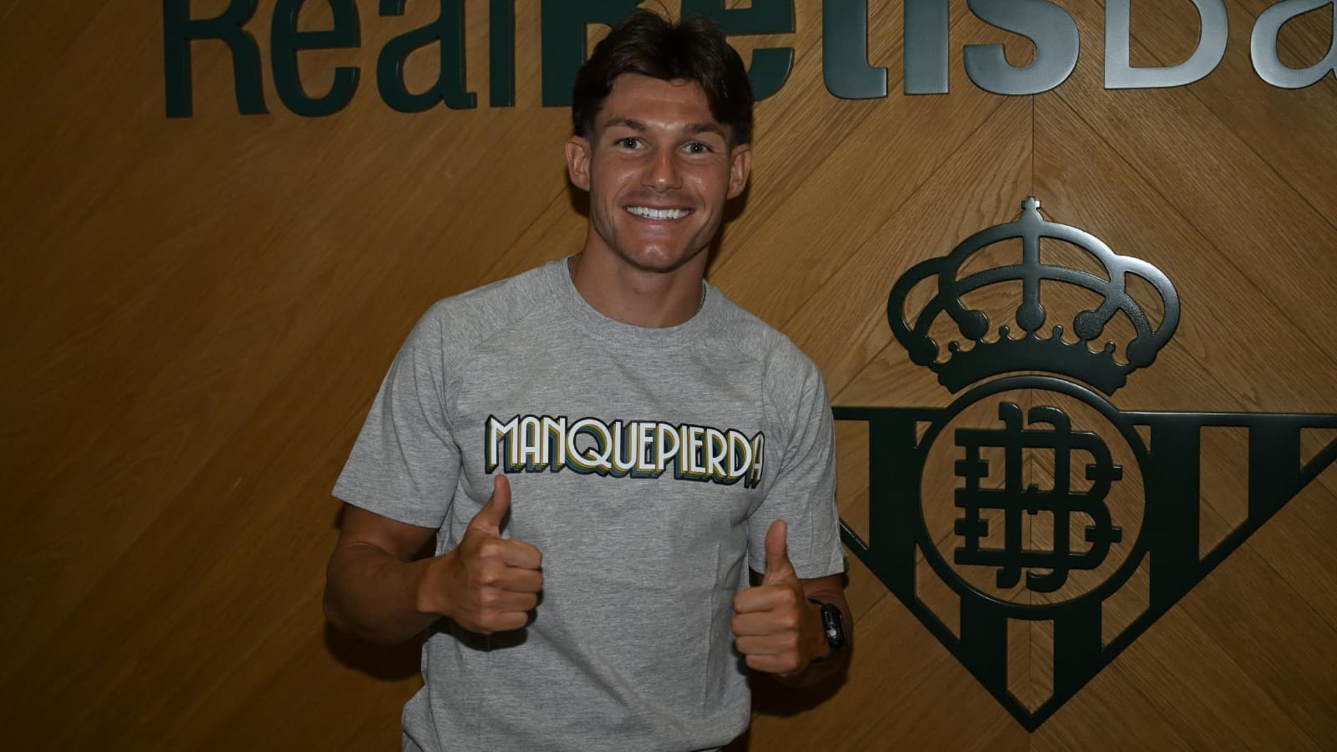 Fran García posa como nuevo jugador del Real Betis