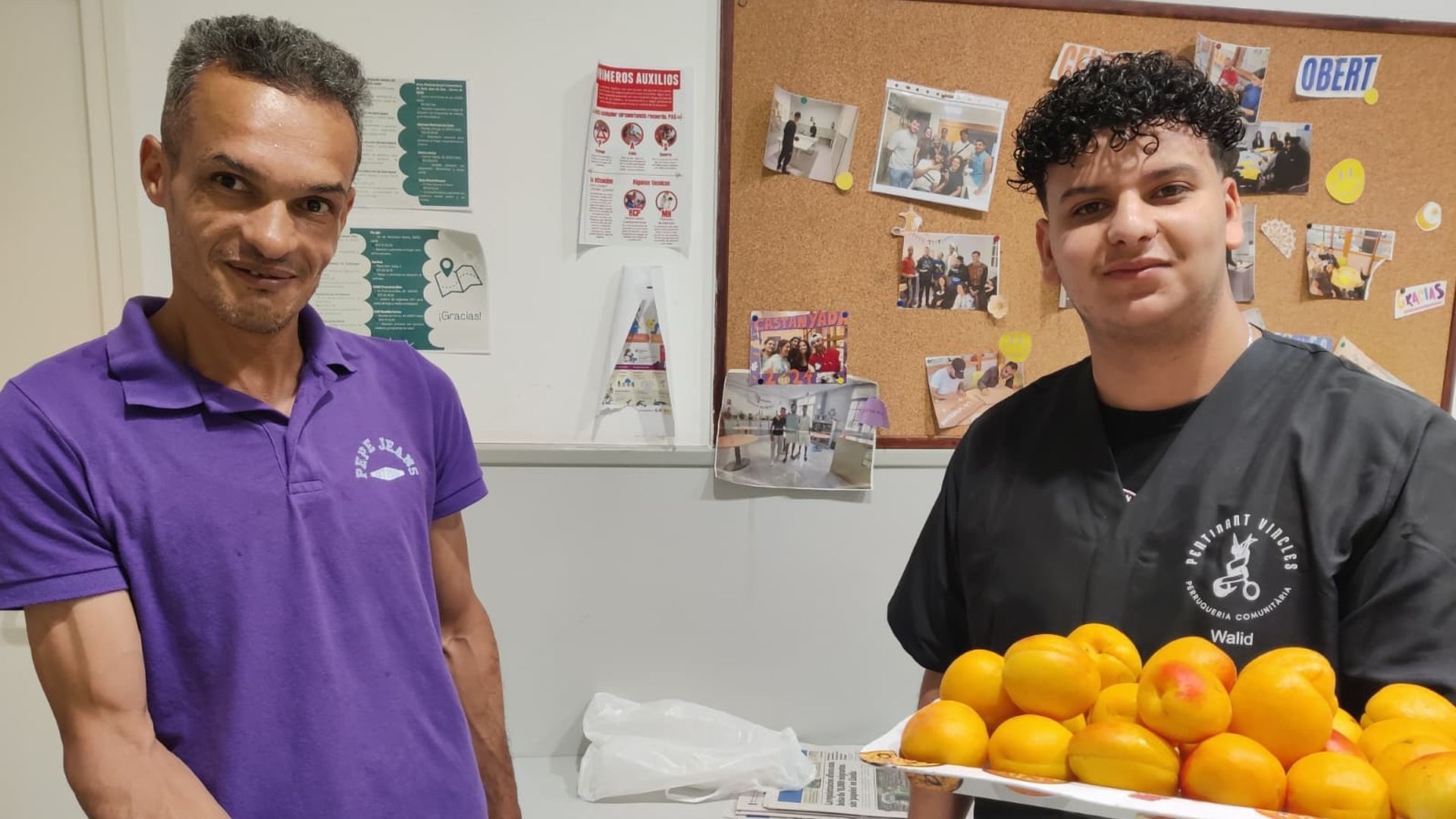 Fruta a cambio de un corte de pelo de Walid