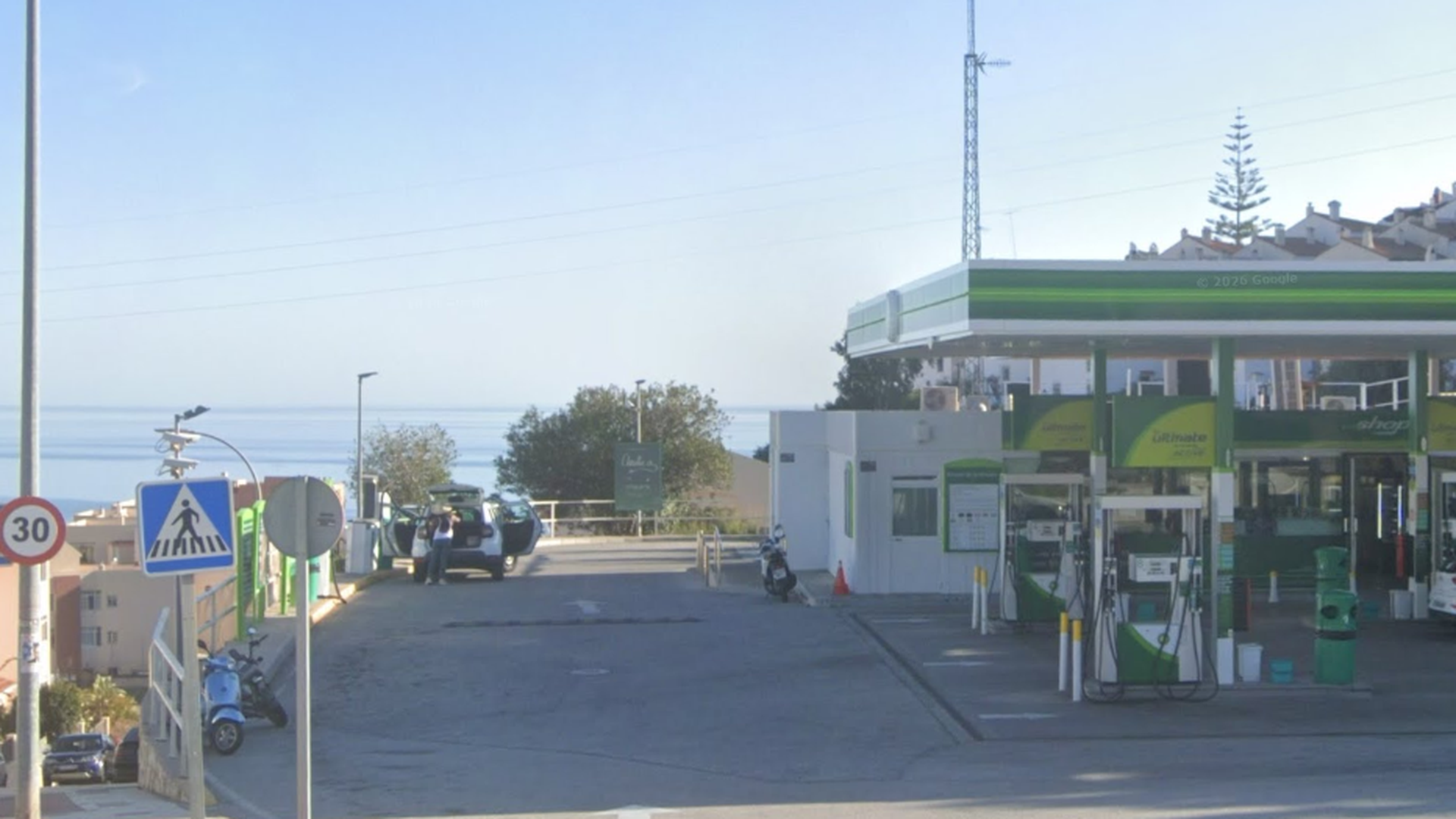 Gasolinera en la que ha ardido un coche Gasolinera en la que ha ardido un coche