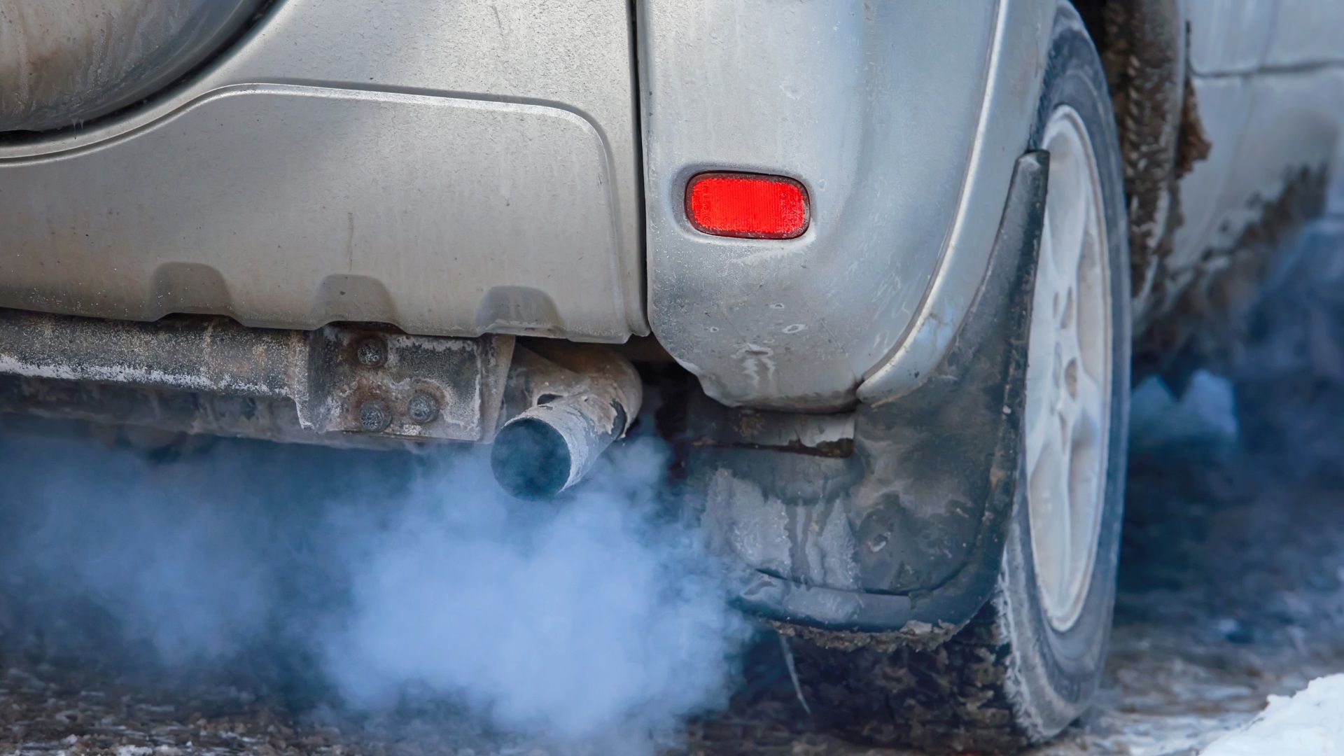 Humo azul del tubo de escape