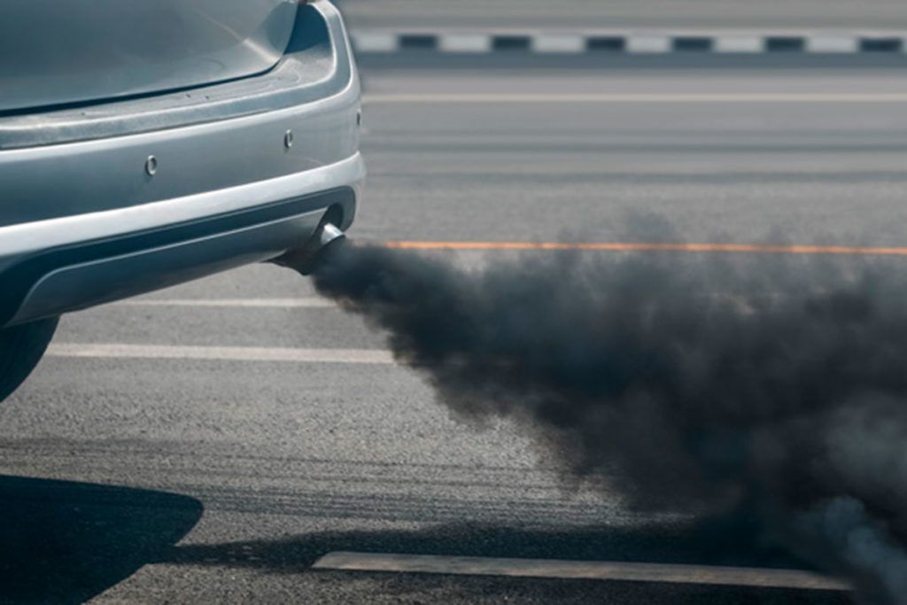 Humo negro saliendo del tubo de escape