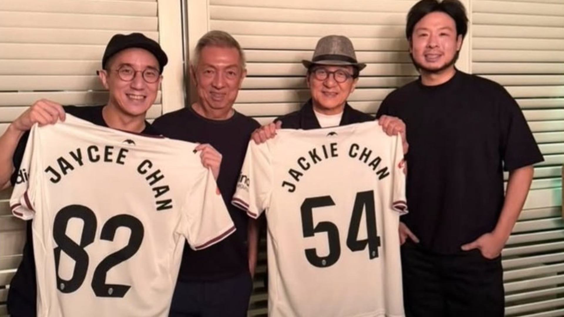 Jackie Chan con Peter Lim y la camiseta del Valencia CF Jackie Chan con Peter Lim y la camiseta del Valencia CF