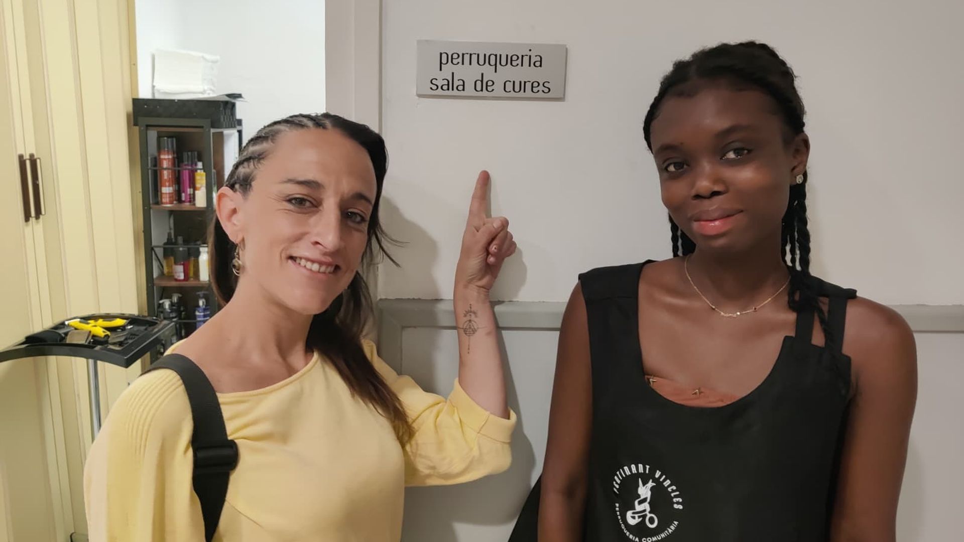 Laia y Aissatou, tras la sesión de peluquería