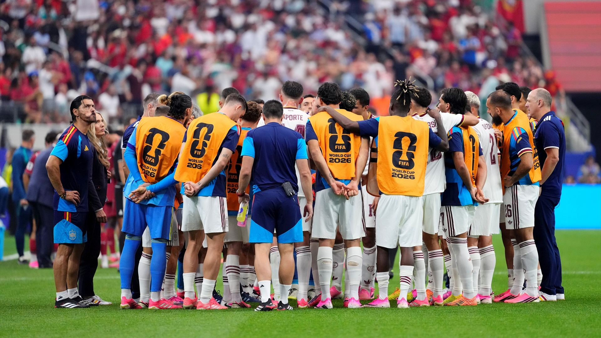 Los jugadores de España, durante la pausa de hidratación ante Portugal Los jugadores de España, durante la pausa de hidratación ante Portugal