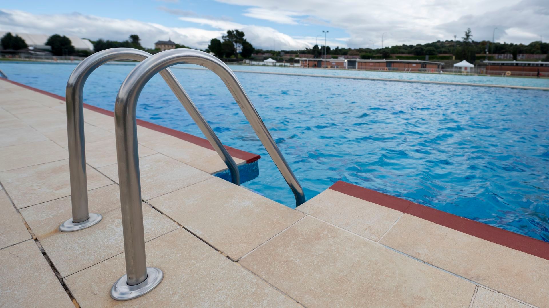 Muere una niña de seis años ahogada en una piscina de un complejo deportivo en Balaguer, Lleida Muere una niña de seis años ahogada en una piscina de un complejo deportivo en Balaguer, Lleida