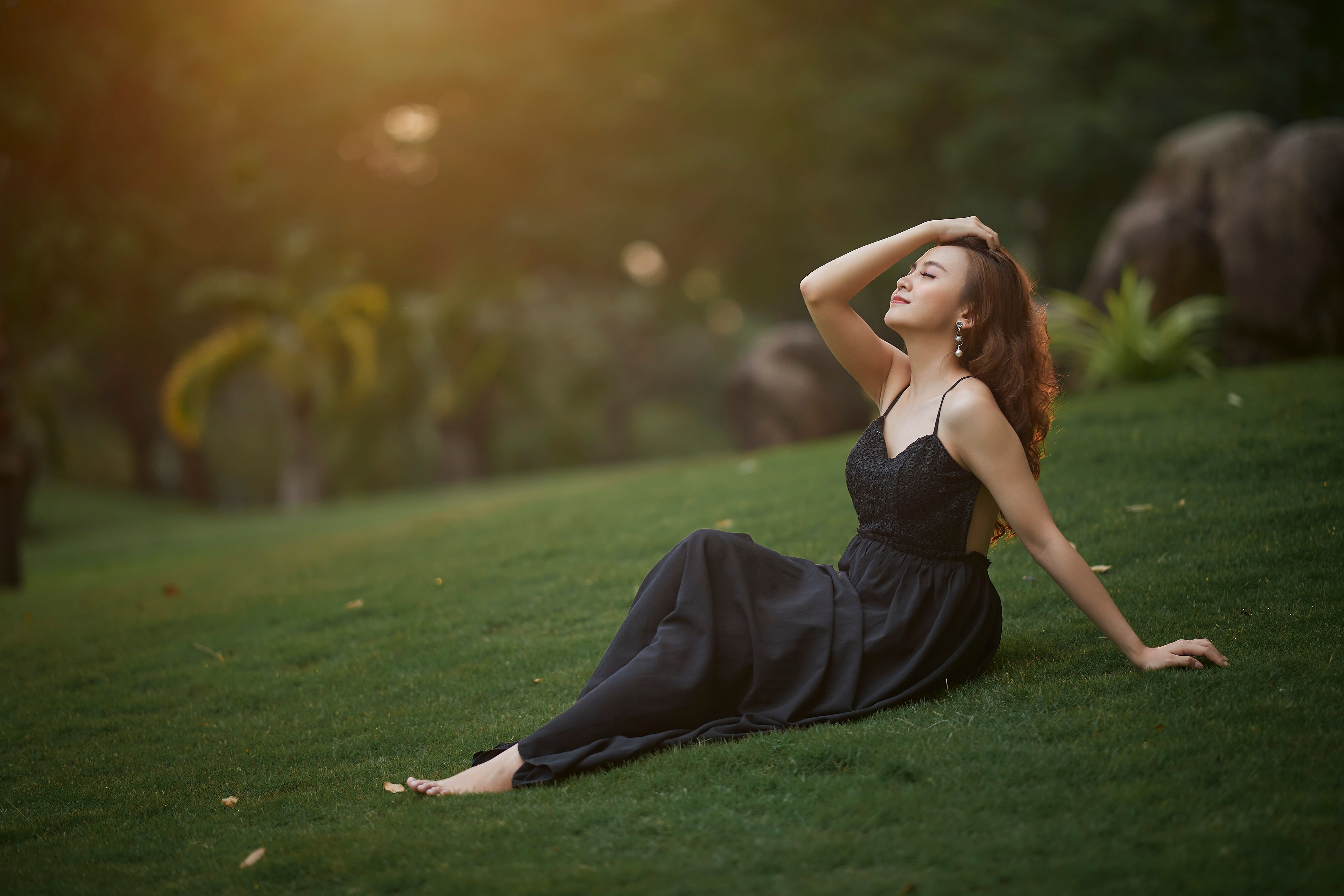 Mujer sentada sobre el césped