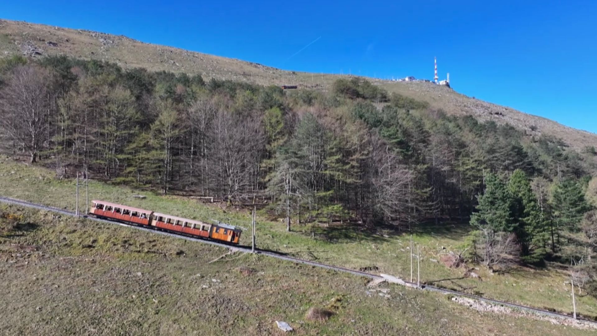 El increíble recorrido de os trenes de La Rhune, que sube a 905 metros de altura y funciona igual que hace 102 años
