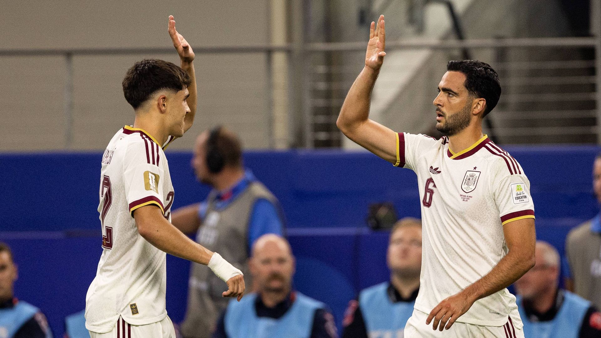 Pau Cubarsí felicita a Mikel Merino tras su gol en el España-Portugal Pau Cubarsí felicita a Mikel Merino tras su gol en el España-Portugal